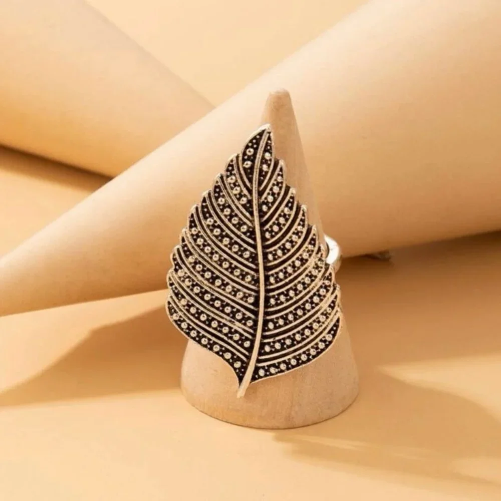 Silver & Black Leaf Ring Size 7